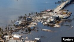 Casas y negocios destruidos en Pine Island, Florida, se ven desde un helicóptero Blackhawk de la Guardia Nacional del Ejército de EE. UU. mientras el jefe de la Oficina de la Guardia Nacional de EE.UU., general Daniel Hokanson, recorre el área por aire después de que el huracán Ian causara una destrucción generalizada. 1 de octubre de 2022.