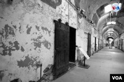 Imagen que muestra uno de siete corredores que conforman la estructura de la Penitenciaría del Estado de Pensilvania. [Foto: Ismael Rodríguez]