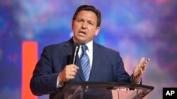 ARHIVA - Guverner Floride Ron Desantis (Foto: AP/Phelan M. Ebenhack, File)