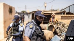 Des policiers sud-africains le 28 septembre 2022.