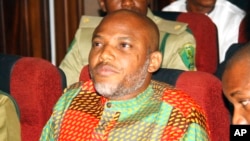 Le chef séparatiste du Biafra, Nnamdi Kanu, écoute les débats devant la Haute Cour fédérale d'Abuja, au Nigeria, le 29 janvier 2016.