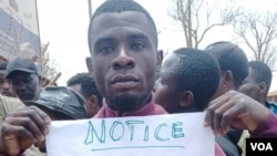 Refugees protest against the delay of World Food Program cash handouts they use to buy food, at Dzaleka refugee camp, north of Lilongwe, Malawi, Oct. 4,2022. (Lameck Masina/VOA)