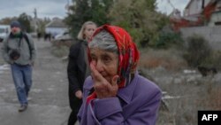 Una mujer llora en una calle después de un ataque con cohetes en Mykolaiv, el 23 de octubre de 2022, durante la invasión rusa de Ucrania.