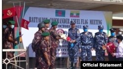 မြန်မာနဲ့ ဘင်္ဂလားဒေ့ရှ်ယ် နယ်ခြားစောင့်တပ် ကိုယ်စားလှယ်အဖွဲ့ခေါင်းဆောင်တို့ အပြန်အလှန်ပန်းစည်းပေးအပ်နေစဉ်။ (အောက်တိုဘာ ၃၀၊ ၂၀၂၂/ဓာတ်ပုံ-တပ်မတော်သတင်းမှန်ပြန်ကြားရေး) 