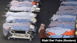 A medical officer checks riot victims at Saiful Anwar hospital following a riot after the league BRI Liga 1 football match between Arema vs Persebaya in Malang, East Java province, Indonesia, October 2, 2022.