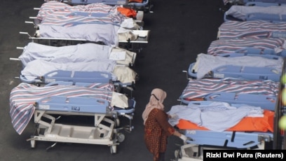 Petugas medis memeriksa korban kerusuhan di RSUD Saiful Anwar menyusul kerusuhan usai pertandingan sepak bola liga BRI Liga 1 antara Arema vs Persebaya di Malang, Jawa Timur, 2 Oktober 2022. (Foto: REUTERS/Rizki Dwi Putra)