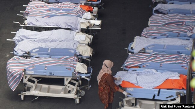 Petugas medis memeriksa korban kerusuhan di RSUD Saiful Anwar menyusul kerusuhan usai pertandingan sepak bola liga BRI Liga 1 antara Arema vs Persebaya di Malang, Jawa Timur, 2 Oktober 2022. (Foto: REUTERS/Rizki Dwi Putra)