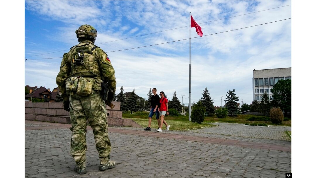 資料照:一名俄羅斯士兵在烏克蘭南部赫爾松地區的一處紀念廣場上站崗。 (2022年5月20日)