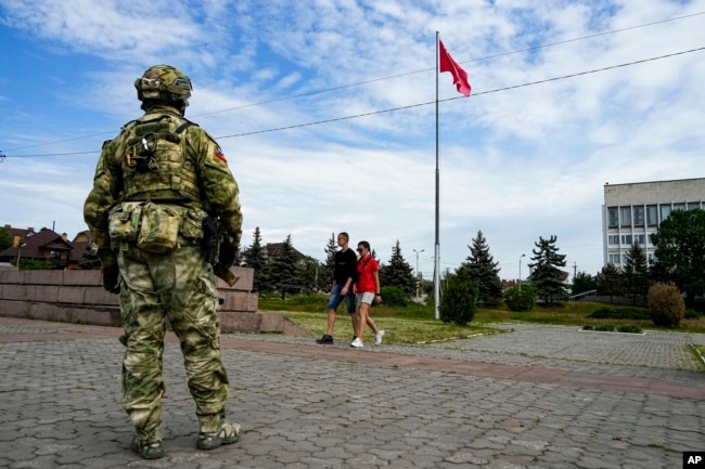 资料照：一名俄罗斯士兵在乌克兰南部赫尔松州的一处纪念广场上站岗。（2022年5月20日）