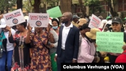 Hundreds of Zimbabweans gather for an anti-sanctions rally in the city of Bulawayo, Oct. 25, 2022. They say sanctions imposed by Western countries on the country’s leadership in the 2000s are hurting the country. (Columbus Mavhunga/VOA)