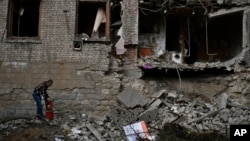 Фото: Мешканець Костянтинівки розчищає завали будинку, 14 жовтня 2022 року 