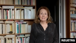 2022年诺贝尔文学奖得主法国作家安妮·埃尔诺，2022年10月6日得奖后留影。（路透社第三方提供照片）