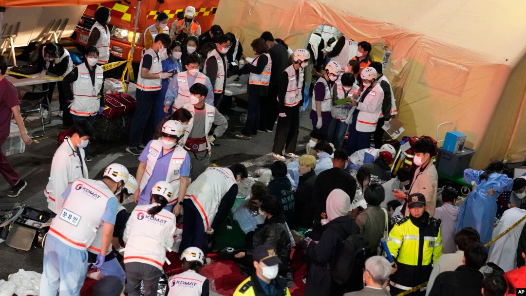 Petugas penyelamat merawat orang yang terluka di jalan dekat lokasi kejadian di Seoul, Korea Selatan, 30 Oktober 2022. (Foto: AP)