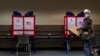 2022年9月26日，选民凯西·胡克斯特拉抵达弗吉尼亚州亚历山德里亚市一个投票站投票。（美联社照片）
