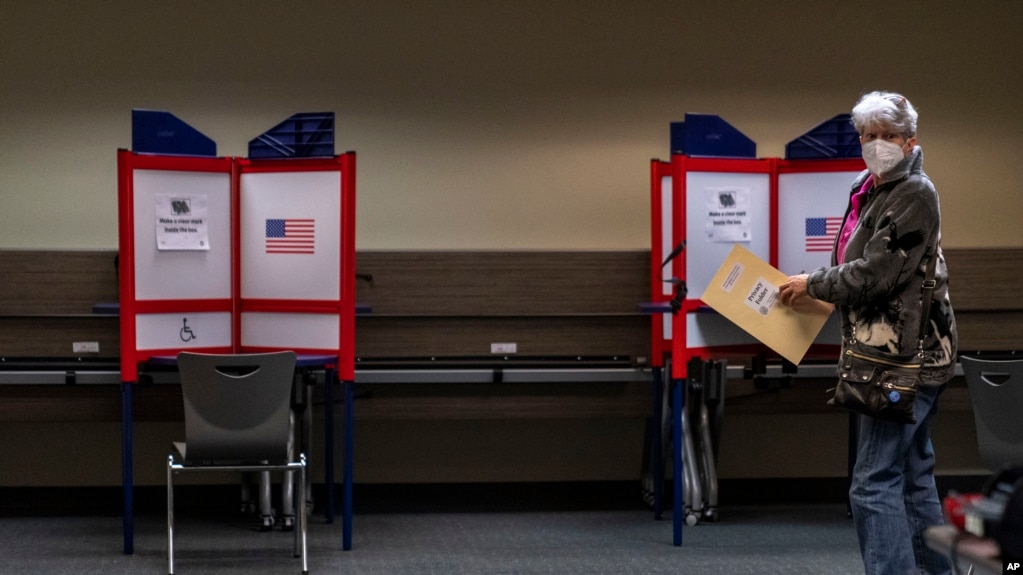 2022年9月26日，选民凯西·胡克斯特拉抵达弗吉尼亚州亚历山德里亚市一个投票站投票。（美联社照片）(photo:VOA)