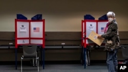 2022年9月26日，选民凯西·胡克斯特拉抵达弗吉尼亚州亚历山德里亚市一个投票站投票。（美联社照片）
