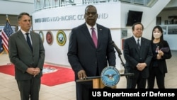 로이드 오스틴(왼쪽 두번째) 미 국방장관이 1일 하와이에서 리처드 말스(왼쪽) 호주 국방장관, 하마다 야스카즈(오른쪽 두번째) 일본 방위상과 회동하고 있다. (미 국방부 제공)