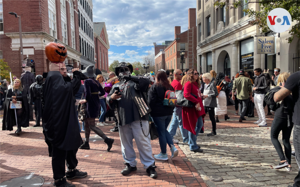 Las calles de Salem, Massachusetts, son tomadas desde temprano por entusiastas de Halloween venidos desde todas partes de EEUU.