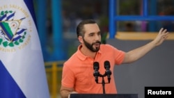 El presidente de El Salvador, Nayib Bukele, habla durante la ceremonia de inauguración de Sunset Park, un parque de diversiones financiado por China, en La Libertad, El Salvador, el 26 de agosto de 2022.