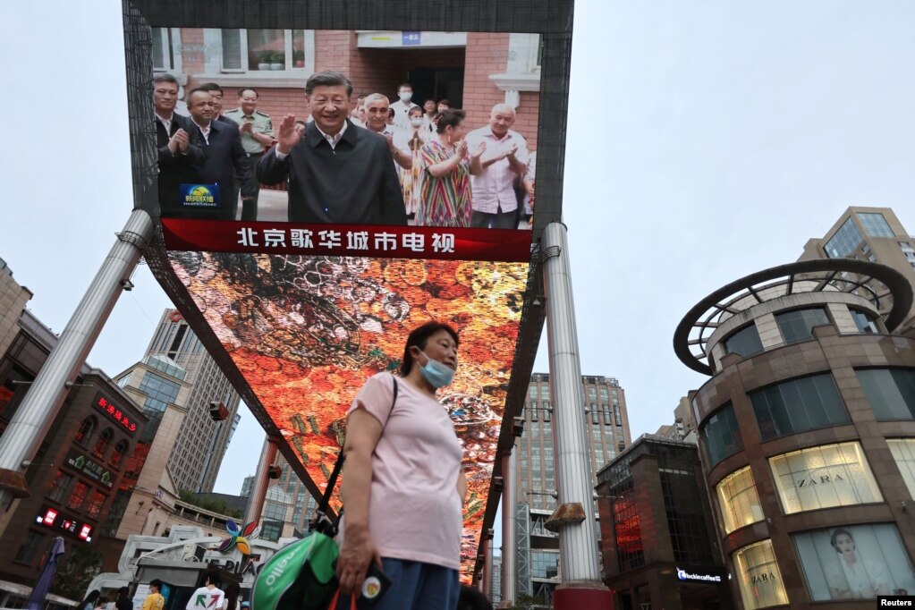 资料照：北京街头的大屏幕电视报道中国领导人习近平在新疆参观视察。（2022年7月15日）(photo:VOA)