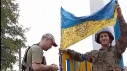 우크라이나군 장병들이 1일 도네츠크 주 전략 요충지인 리만 시내 표지판에 국기를 부착하고 있다. (우크라이나 대통령실장 공식 트위터 영상 캡쳐)