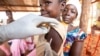 Seorang anak mendapatkan vaksin campak dalam program vaksinasi yang dijalankan oleh gerakan Dokter Tanpa Batas (MSF) di Likasa, Mongala, Kongo, pada 3 Maret 2020. (Foto: Reuters/Hereward Holland)