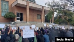 خبرگزاری رویترز می‌نویسد دانشجویان دانشگاه‌ها با آغاز تحصن، بر مشکلات حکمرانان ایران افزودند.