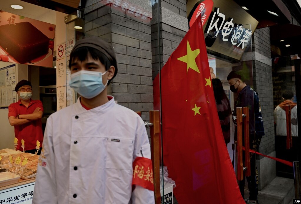 中国国旗假日期间，北京南锣鼓巷胡同里的一名治安员在值勤。（2022年10月3日）(photo:VOA)