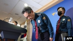 South Korea's National Police Agency Commissioner Yoon Hee-keun (C) bows during a press conference on the deadly Halloween crowd surge, at the Seoul Metropolitan Police Agency in Seoul on Nov. 1, 2022.