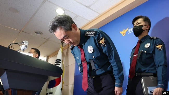 South Korea's National Police Agency Commissioner Yoon Hee-keun (C) bows during a press conference on the deadly Halloween crowd surge, at the Seoul Metropolitan Police Agency in Seoul on Nov. 1, 2022.