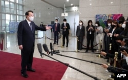 윤석열 한국 대통령이 4일 대통령실에서 기자들과 만나 북한의 중거리 탄도미사일 발사에 관한 입장을 밝히고 있다.
