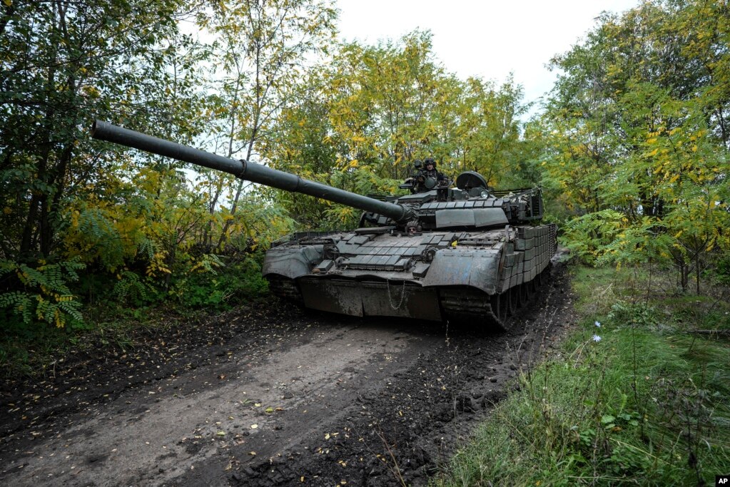 乌克兰军人在乌克兰巴赫穆特驾驶一辆据称从俄罗斯军队缴获的T-80坦克。(2022年10月2日)(photo:VOA)