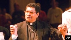 FILE - Uskup Carlos Ximenes Belo pada Pertemuan Katolik Nasional di Kampus UCLA, Los Angeles, 17 Juli 1999.