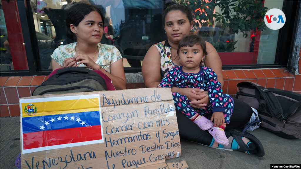 Migrantes venezolanas junto a una niña en una calle céntrica de San José, Costa Rica. Foto: Houston Castillo, VOA