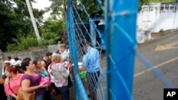 Familiares de manifestantes detenidos y desaparecidos llegan a la cárcel El Chipote, oficialmente llamada Dirección de Auxilio Judicial, mientras esperan a miembros de la Comisión Interamericana de Derechos Humanos (CIDH) en Managua, el 28 de junio de 2018.