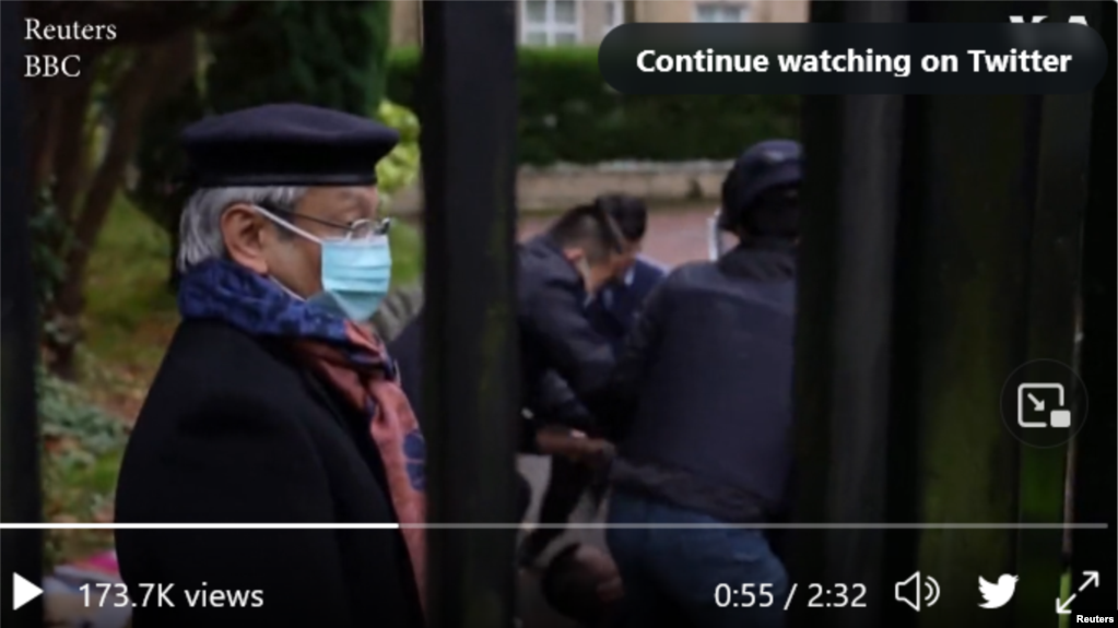 示威者认为参与殴打示威者戴帽子口罩的灰白头发之人（左一）为中国驻曼彻斯特总领事郑曦原。被殴打在地的抗议者鲍伯的头在此截图底部中间部位。（2022年10月16日 图片为视频截图） (photo:VOA)