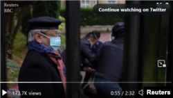 示威者认为参与殴打示威者戴帽子口罩的灰白头发之人（左一）为中国驻曼彻斯特总领事郑曦原。被殴打在地的抗议者鲍伯的头在此截图底部中间部位。（2022年10月16日 图片为视频截图） 