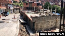 Otra casa destrozadas por las lluvias en El Petare, Caracas.