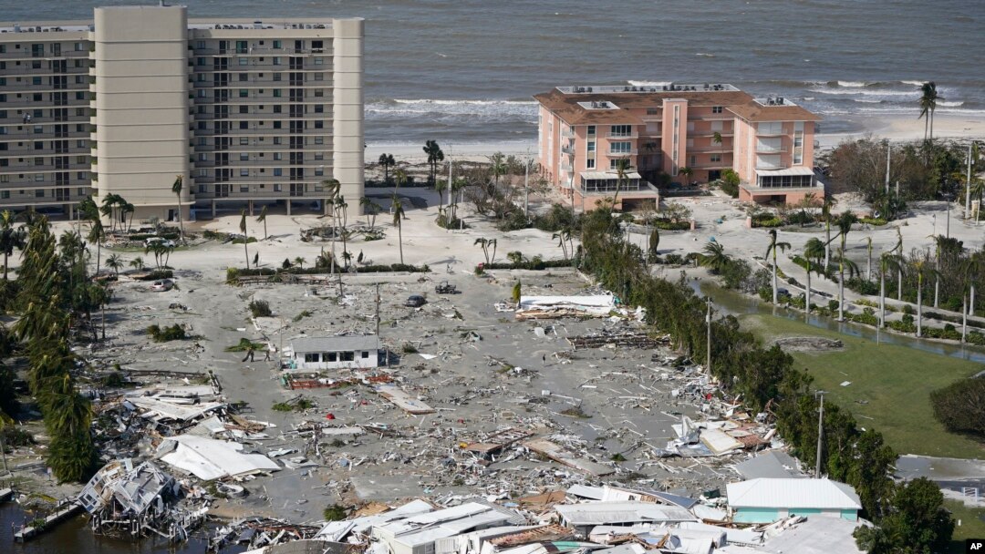 Cảnh hoang tàn trên bờ biển ở thành phố Fort Myers sau khi bão Ian quét qua