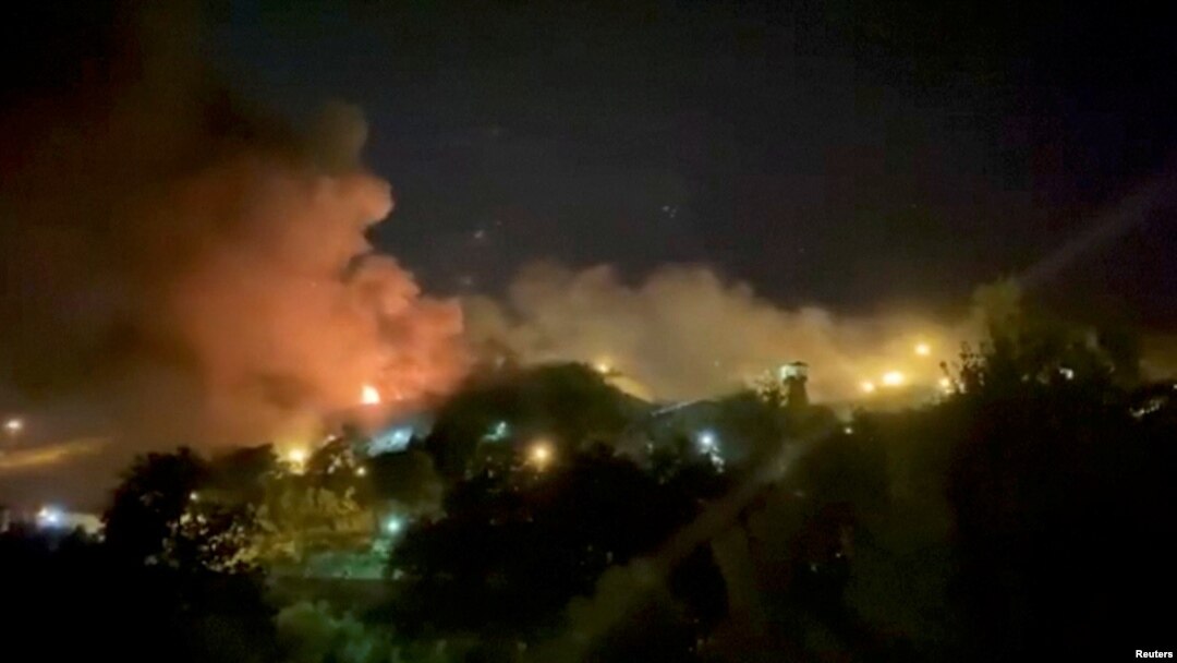 Asap mengepul akibat kebakaran di penjara Evin, Teheran hari Sabtu (15/10). 