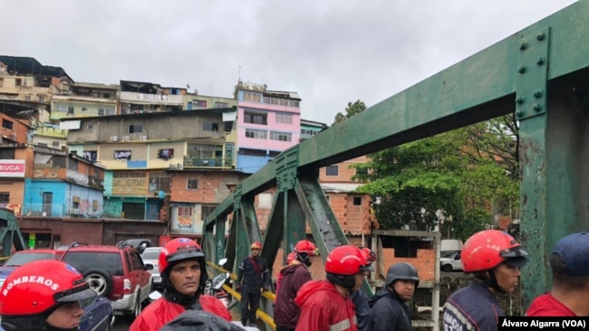 Bomberos se despliegan para tomar medidas preventivas ante el aumento del caudal del río Guaire en Caracas. jueves, 6 de octubre de 2022.
