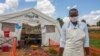 Seorang tenaga medis berdiri di depan bangsal Pusat Perawatan Kolera, yang didanai oleh Unicef, Palang Merah Malawi dan UK Aid, di Rumah Sakit Bwaila di ibu kota Lilongwe, Malawi, 25 Januari 2018. (Foto: AFP)