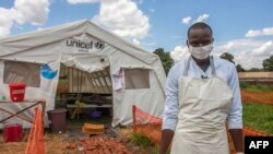 Seorang tenaga medis berdiri di depan bangsal Pusat Perawatan Kolera, yang didanai oleh Unicef, Palang Merah Malawi dan UK Aid, di Rumah Sakit Bwaila di ibu kota Lilongwe, Malawi, 25 Januari 2018. (Foto: AFP)