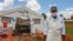 Seorang tenaga medis berdiri di depan bangsal Pusat Perawatan Kolera, yang didanai oleh Unicef, Palang Merah Malawi dan UK Aid, di Rumah Sakit Bwaila di ibu kota Lilongwe, Malawi, 25 Januari 2018. (Foto: AFP)