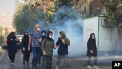 د وايټ هاوس پرېس سيکرټري کيرېن جين پيير د ګل، دوشنبې، په ورځ يې ميډيا ته ويلي “مونږ دې خبرونو ډېر حيرانه کړي او زړه ماتي کړي يو چې ايراني امنيتي ځواکونه د پوهنتون د زده کونکو د پرامن احتجاجونو په غبرګون کې د تشدد نه کار اخلي او په لويه کچه بنديوان کول کوي”