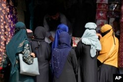 Sekelompok perempuan Muslim bercadar berbelanja pakaian di Bengaluru, India, Kamis, 13 Oktober 2022. (AP/Aijaz Rahi)