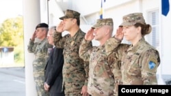 General Christopher Cavoli (drugi zdesna) s komandantom EUFOR-a Antonom Wesselyjem (prvi slijeva), američkim ambasadorom u BiH Michaelom Murphyjem, načelnikom OS BiH Senadom Mašovićem i komandanticom NATO-a u BiH Pamelom McGaha u Sarajevu, 17. oktobra 202