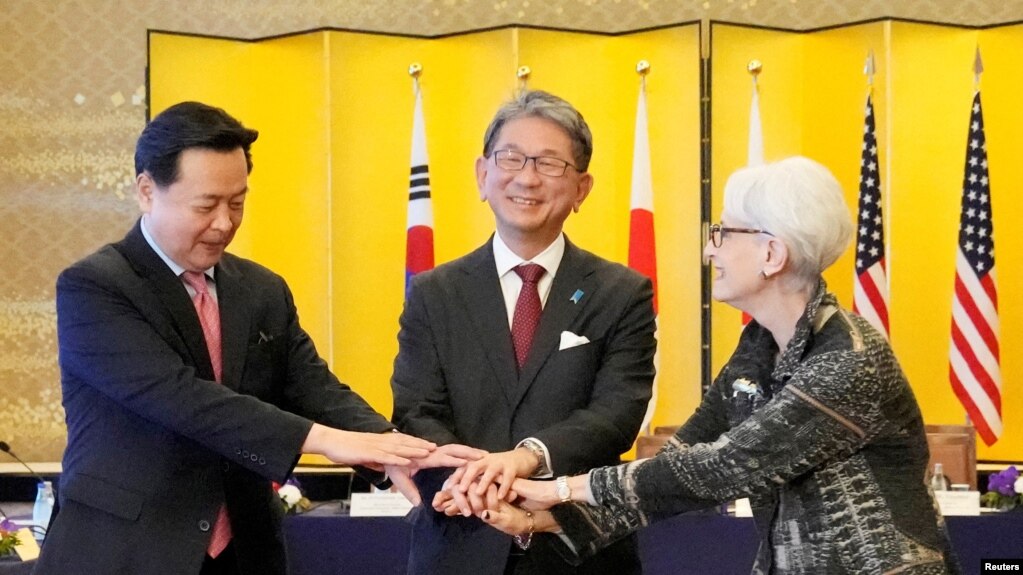 美国、日本和韩国副外长在东京开会并共同出席记者会。（路透社2022年10月16日）(photo:VOA)