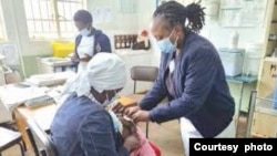 FILE: Uhulumende usungula uhlelo lokuhlaba abantwana ijekiseni yePolio. (Ministry of Health)