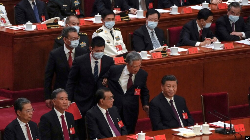 2022年10月22日，在北京人民大会堂举行的中共二十大闭幕式上，前中共总书记胡锦涛被警卫扶着离席。(photo:VOA)